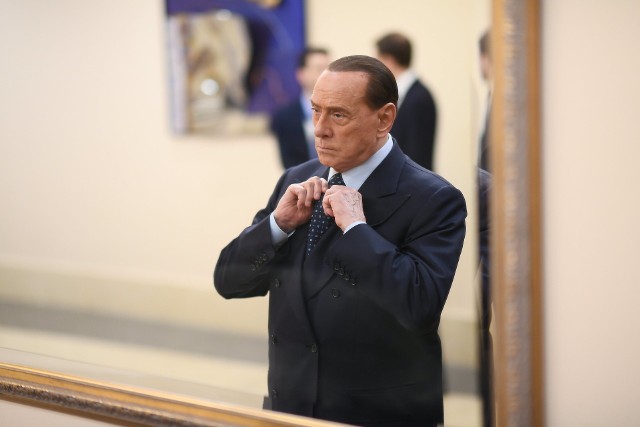 Pełnomocniczka włoskiego rządu wskazywała na "niespotykany szum" wywołany na całym świecie przez skandale seksualne Berlusconiego i problemy sądowe, które zostały rozlane na pierwszych stronach międzynarodowych mediów, gdy ten był odpowiedzialny za kierowanie Włochami.