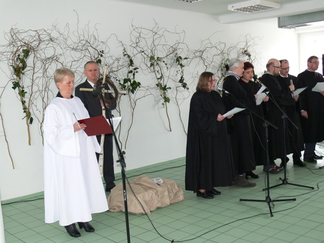 Na powitanie uczestnicy zaprosili zgromadzonych do obejrzenia i wysłuchania drogi krzyżowej.