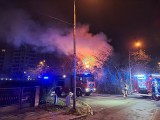 Pożar domu jednorodzinnego na Kozanowie we Wrocławiu. Strażacy ewakuowali mężczyznę z dachu płonącego budynku