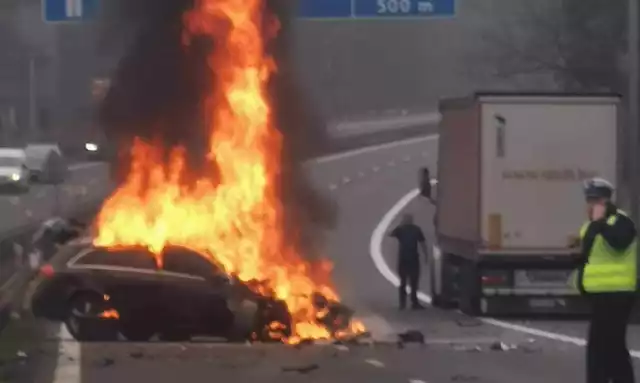 Wypadek w okolicy Kijewa - samochód wjechał w barierki na drodze A6