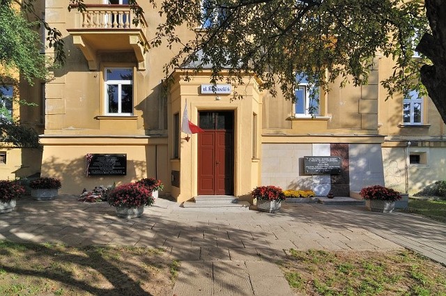 Przy ulicy Kościuszki 6 w czasie okupacji była siedziba Gestapo a w latach 1945-47 siedziba NKWD i Powiatowego Urzędu Bezpieczeństwa - w piwnicach tego budynku podczas morderczych śledztw zamęczono setki Polaków.