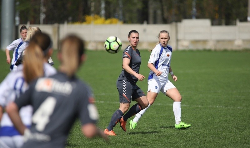 Futbol kobiet. Drużyna UKS SMS Łódź gra w Wałbrzychu