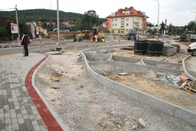 Jeszcze niespełna miesiąc na zakończenie budowy ulicy rotmistrza Witolda Pileckiego w Kielcach ma firma Skanska. Z pracami ma się wyrobić do 13 lipca, bo jest to nowy termin, na który zgodził się Miejski Zarząd Dróg. – Traktujemy go jako ostateczny – mówi Jarosław Skrzydło, rzecznik prasowy tej instytucji.JAK POSTĘPUJĄ PRACE I GDZIE SĄ PROBLEMY? ZOBACZ NA KOLEJNYCH SLAJDACH>>>POLECAMY TAKŻE:     Jak zachować się w górach? Zobacz najgorsze błędy turystów!    ZOBACZ TAKŻE: TAK ONI ŚPIEWAJĄ oficjalne piosenki na mundial Źródło: vivi24.pl