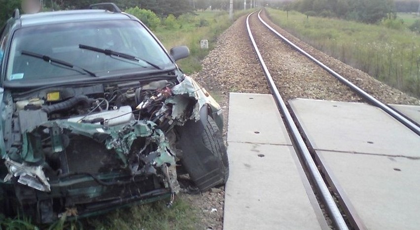 Opel kontra pociąg. Samochód został kompletnie zniszczony (zdjęcia)