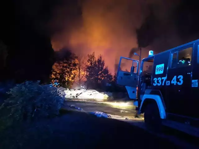 Do poważnego pożaru doszło w nocy z niedzieli na poniedziałek w Świeszynie koło Koszalina. Płonęła stodoła. Dogaszanie pogorzeliska zakończyło się w poniedziałek w godzinach porannych.Na szczęście w zdarzeniu nikt nie ucierpiał. W akcji gaszenia pożaru brały udział OSP Świeszyno, OSP Niedalino, OSP Strzekęcino oraz JRG Koszalin.OSP Świeszyno, OSP Niedalino, OSP StrzekęcinoZobacz także Białogard: Akcja gaszenia pożaru opuszczonej hali