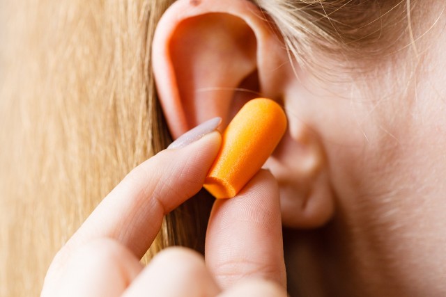 Zatyczki do uszu, tzw. stopery, są dostępne w trzech podstawowych typach: piankowym, choinkowym i woskowym. Najwygodniejsze w codziennym użyciu są te pierwsze (na zdjęciu).