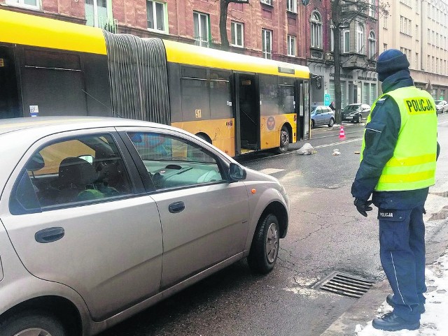 Do wypadku doszło na oznakowanym przejściu dla pieszych przy skrzyżowaniu ulic Szczęść Boże i 3 Maja. Potrącona 62-letnia kobieta ma m.in. złamaną podstawę czaszki i kręgosłup