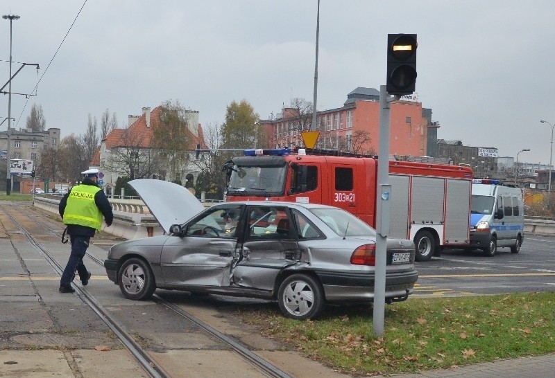 Tramwaj zderzył się z samochodem przy szpitalu im. WAM. Kierowca auta został ranny