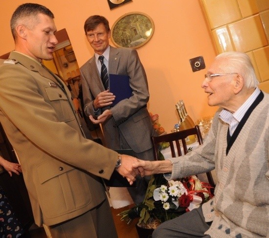 Nominację panu Franciszkowi wręczył płk Krzysztof Borucki, a świeżo upieczonemu porucznikowi gratulacje złożył prezydent Opola, Ryszard Zembaczyński.