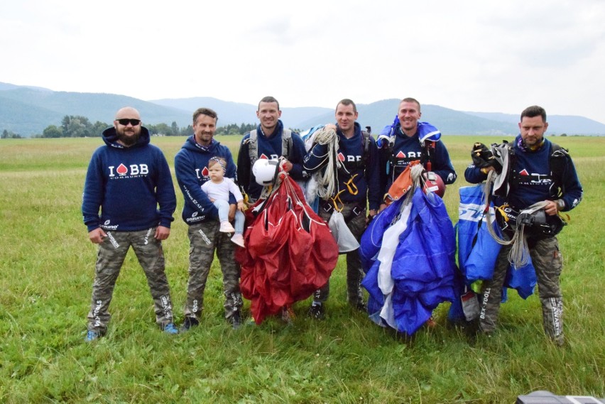 Bielscy spadochroniarze z sekcji spadochronowej Aeroklubu...