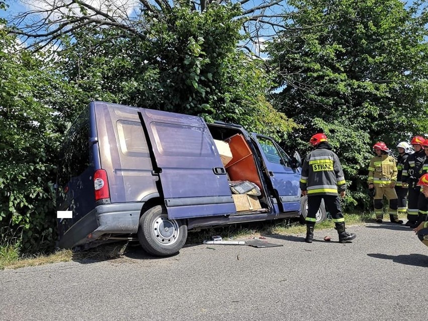 Zaczarnie. Strażacy ratowali kierowcę zakleszczonego w samochodzie, który uderzył w drzewo