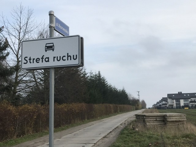 - Dlaczego Miasto godzi się na budowę kolejnych osiedli w polu, bez jakichkolwiek inwestycji w infrastrukturę? - pyta pan Szymon. 