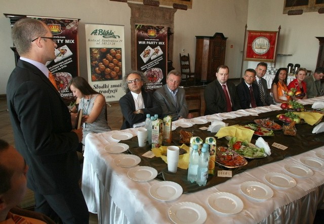 Zaproszeni goście i członkowie grupy "Obiady czwartkowe&#8221; zasiedli przy wspólnym stole i dyskutowali o przyszłości społeczeństwa obywatelskiego w Kielcach.