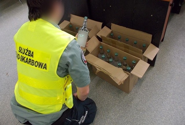 Blisko 70 butelek nielegalnego alkoholu znaleziono w Cieszynie