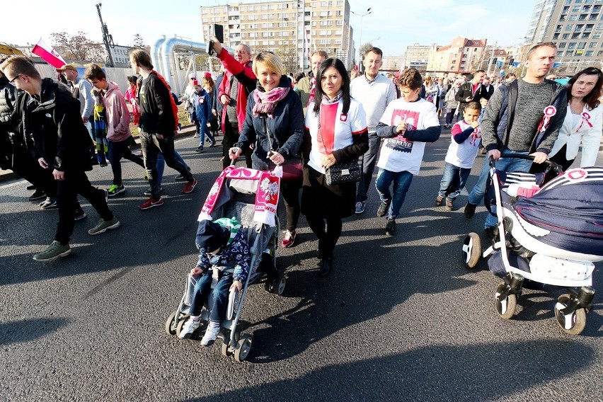 Radosna Parada Niepodległości przeszła przez Wrocław [ZDJĘCIA]