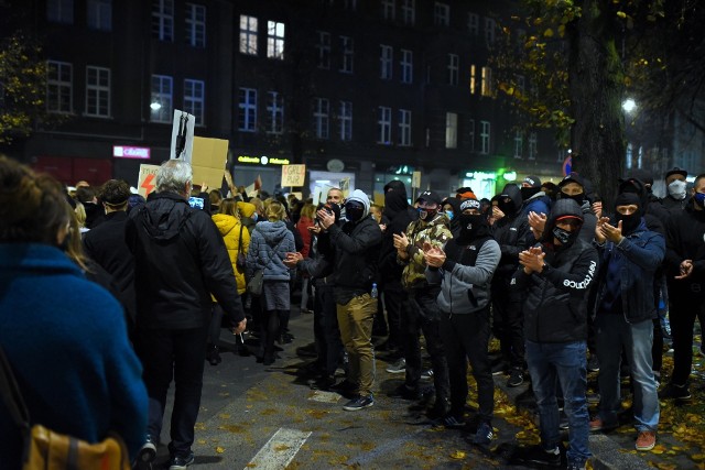 Podczas protestu w Gliwicach 31 października kibice oklaskiwali kobiety Przesuwaj zdjęcia w prawo - naciśnij strzałkę lub przycisk NASTĘPNE