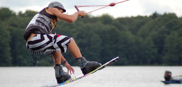 Na wyciągu w Szczecinku można jeździć na nartach wodnych i na wakeboardach.