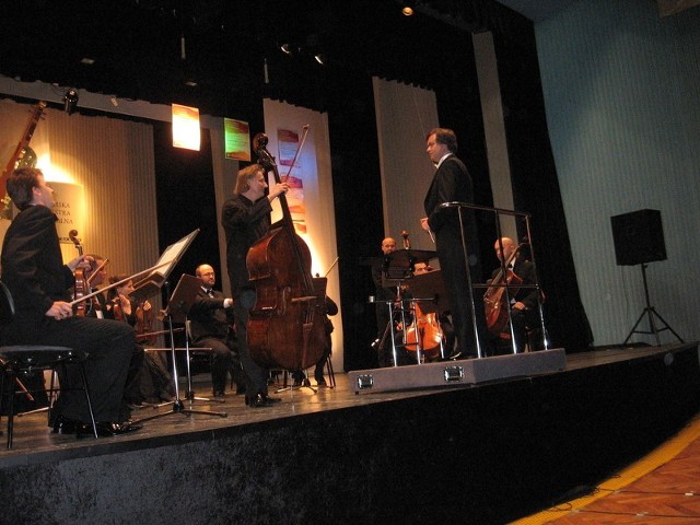Swoją znakomitą techniką gry Jacek Mirucki udowodnił, że kontrabas może być fascynującym instrumentem solowym.