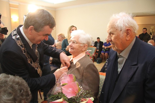 Marianna i Ferdynand Witeccy z Kielc we wtorek, 6 marca, z rąk prezydenta Kielc Wojciecha Lubawskiego odebrali Medal za Długoletnie Pożycie Małżeńskie, które wręcza się za 50 lat bycia razem po ślubie, ale sakramentalne „tak” powiedzieli sobie w… 1952 roku!