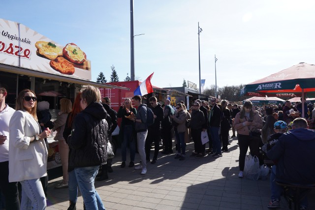 Burgery, krymskotatarskie pierogi czy też hiszpańskie pączki churros - to tylko niektóre z dań, które oferuje Wielka Szama na Stadionie Miejskim w Poznaniu. Największy zlot food trucków w Wielkopolsce otwierający sezon dobiega końca - jeszcze do godziny 20 można skoczyć na Bułgarską. Zobacz więcej zdjęć z drugiego i ostatniego dnia foodtruckowego zlotu --->>>