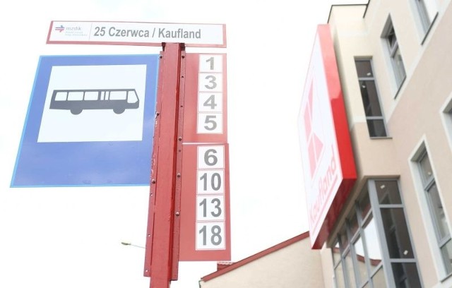 Przystanek przy nowym markecie zmienił nazwę z 25 Czerwca / Słowackiego na 25 Czerwca / Kaufland.