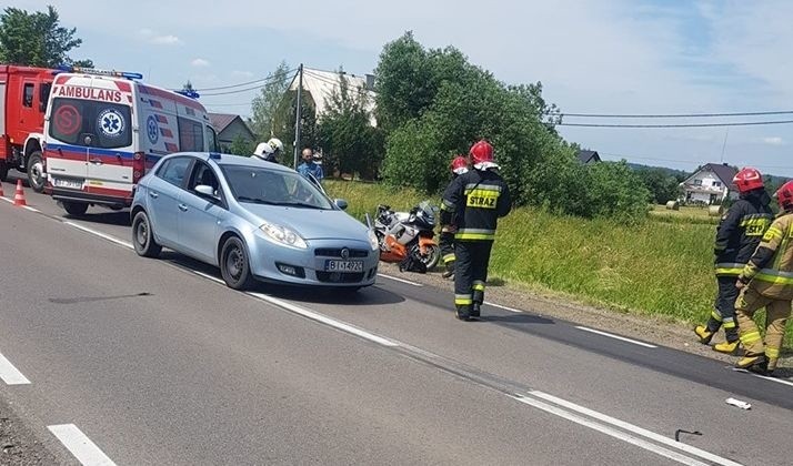 Fasty: Wypadek na Szosie Ełckiej. Zderzyły się trzy samochody i motocykl. Droga jest zablokowana [ZDJĘCIA]