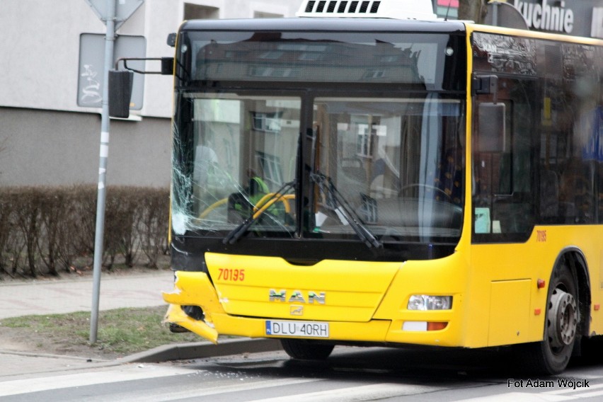 Skoda zderzyła się z miejskim autobusem [ZDJĘCIA]
