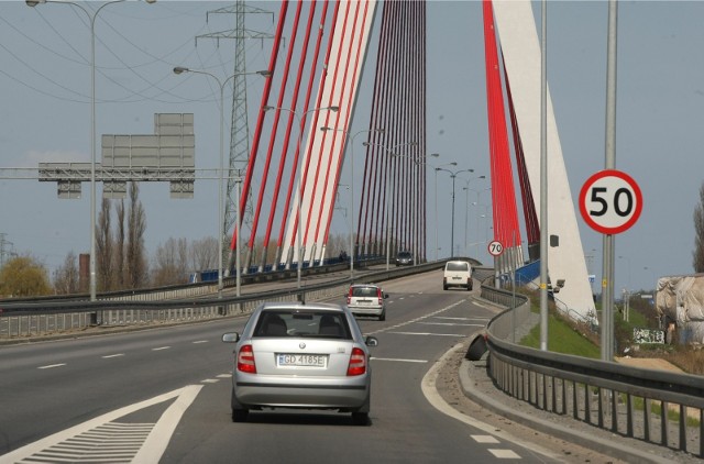 Uwaga kierowcy! W nocy z 15 na 16 października br. w godz. od 01:00 do 04:00 wykonywane będą badania diagnostyczne mostu wantowego im. Jana Pawła II nad rzeką Martwą Wisłą w ciągu ul. Sucharskiego.