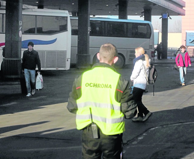 Na jednej zmianie na krakowskim dworcu autobusowym pracuje minimum trzech ochroniarzy. Zdaniem biura MDA to wystarczy.