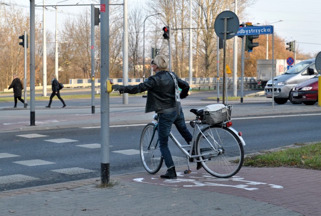 Urzędnicy wojewody przyjrzą się sprawie przycisków, z których korzystają rowerzyści. Nie dotyczy to przycisków dla pieszych. 