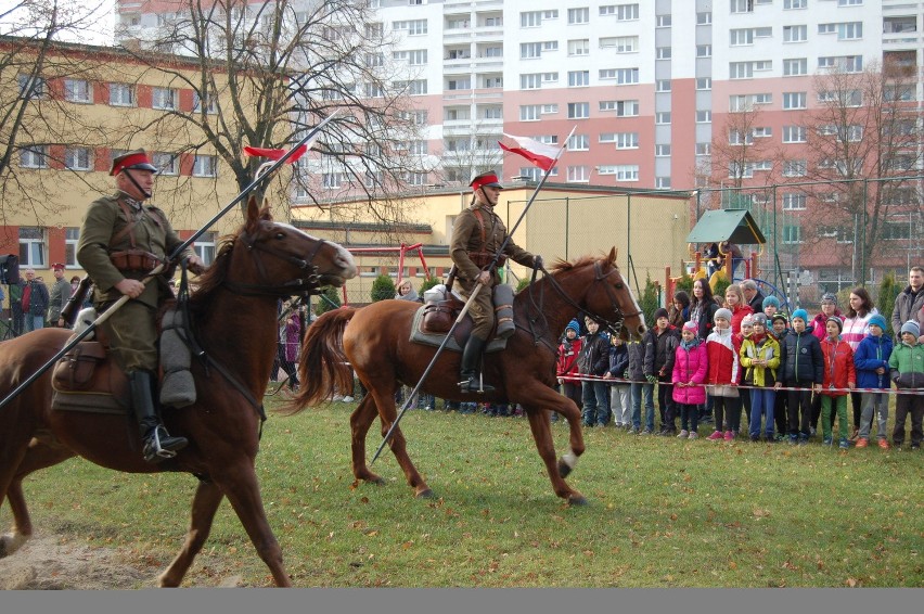 Uczniowie i nauczyciele z Zespołu Szkół z Oddziałami...