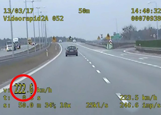 Policyjny videorejestrator zarejestrował prędkość samochodu 222 km na godzinę