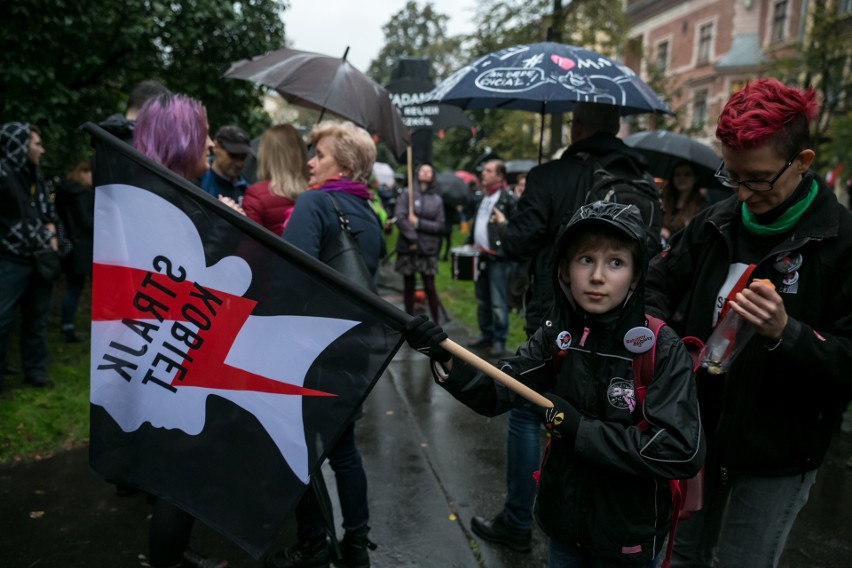 "Czarny wtorek": tłum kobiet i gąszcz parasolek pod siedzibą PiS w Krakowie