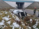 Wypadek Jeżewo w gminie Zgierz. Samochód dachował pod wiaduktem 