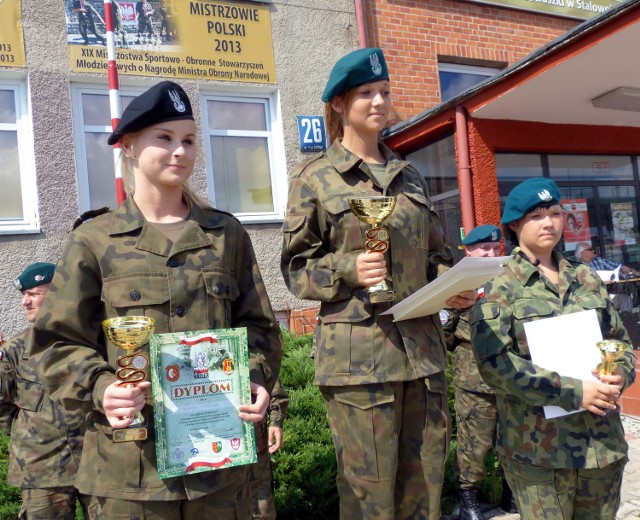 Najlepsze zawodniczki w Biegu Użyteczno-Bojowym w Stalowej Woli wśród uczestniczek obozu "Hallera&#8221;, od lewej: Agata Ordon, Anita Banasiak, Angelika Pogorzelska.