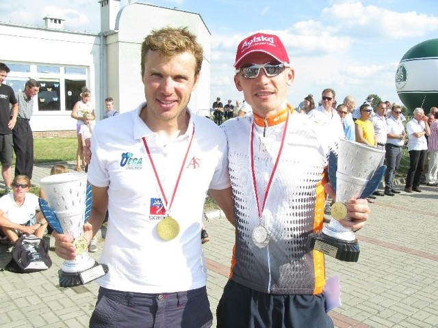 Przemysław Szymanowski (z prawej) zdobył w Górznie wicemistrzostwo Polski w triathlonie. Pokonał między innymi Marka Jaskółkę (z lewej), olimpijczyka z Londynu. 