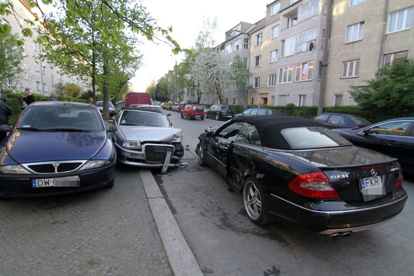 Wypadek na Mieleckiej. 600-konny mercedes staranował cztery samochody