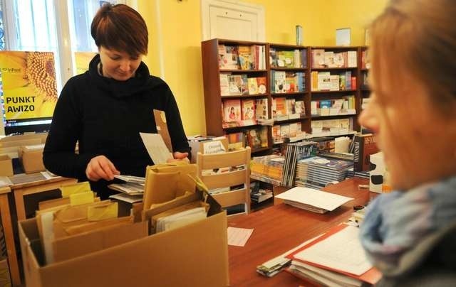 Jeden z punktów odbioru przesyłek In Postu znajduje się w „Taniej Książce” przy ulicy Żeglarskiej. Na zdjęciu: pracująca w księgarni pani Paulina Pawlikowska wydaje przesyłkę pani Renacie.