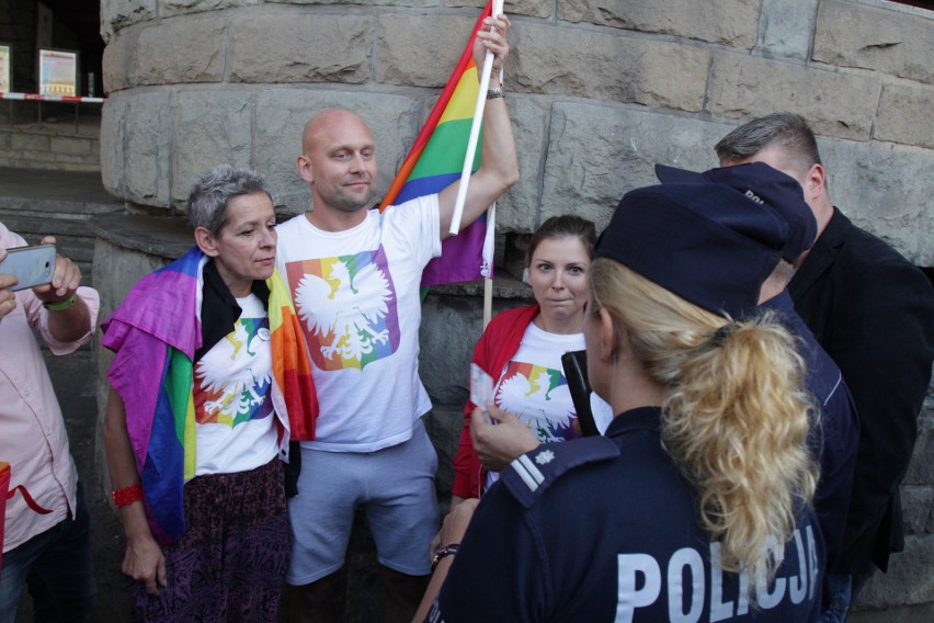 Uczestnicy Marszu Równości w Katowicach mieli na sobie...