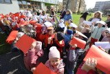 Dzień Flagi w Przedszkolu Miejskim nr 17 w Piekarach Śląskich – dzieci ułożyły żywą flagę z białych i czerwonych kartek