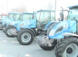 Rolnicy kupują mniej ciągników, czekają na unijne programy