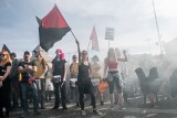 Poznań: "Rozbrat zostaje" - anarchiści protestowali przeciwko sprzedaży budynku, gdzie od 25 lat funkcjonuje skłot [ZDJĘCIA]