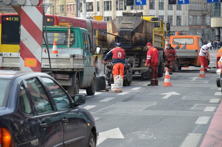 Prace drogowe na ul. Oławskiej. Drogowcy zrywają fragmenty...