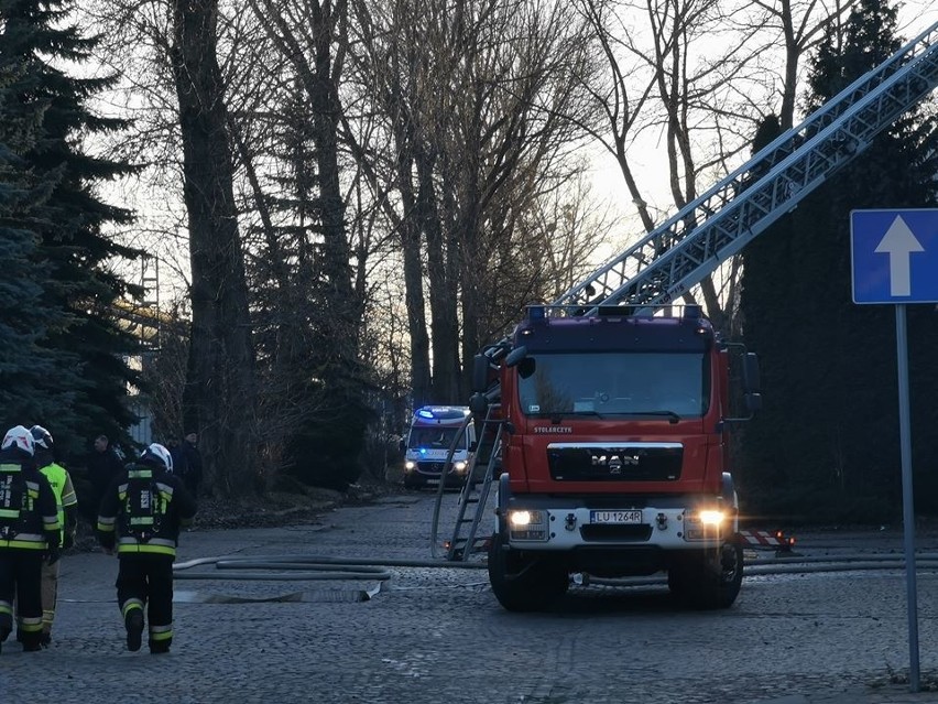 Lublin: Pożar hali produkcyjnej na Frezerów. 13 zastępów walczyło z ogniem