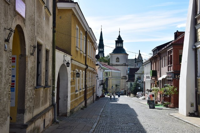 Sandomierz to niewielkie współcześnie miasto (25 tysięcy mieszkańców), ale z burzliwą historią sięgającą tysiąca lat. Jego chwała i potęga przeplata się z zapaścią i degradacją. W tym mieście kręcone są odcinki serialu „Ojciec Mateusz” z Arturem Żmijewskim w roli głównej. 