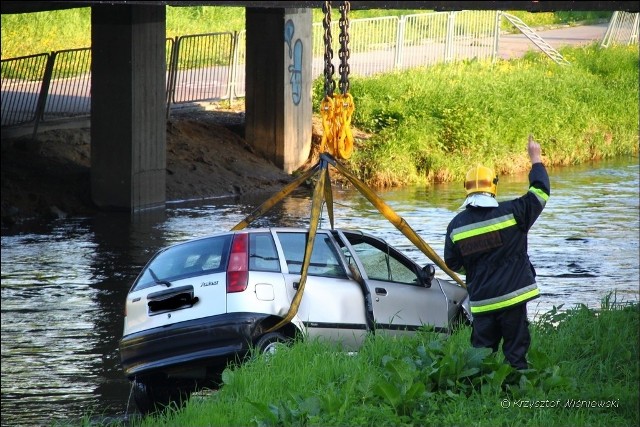 Fiat punto wpadł do Bystrzycy. Dwie osoby ranne