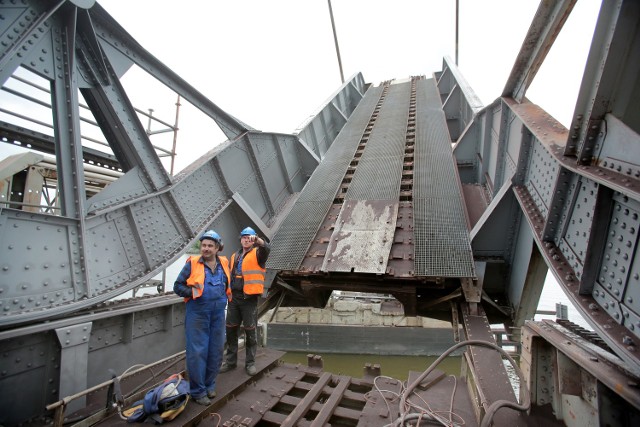 Po remoncie przęsło mostu nad Regalicą w Szczecinie ma być podnoszone zdalnieTo jedyny czynny kolejowy most zwodzony w Polsce i jeden z ośmiu na świecie. Przęsło zwodzone ma 17,35 m długości, 5 m szerokości i waży 153 tony. Podnoszenie i opuszczanie trwa do 4 minut. Przęsło z systemem mechanicznym zostanie wyremontowane. Zainstalowany zostanie system sterowania. Most będzie czynny całą dobę..