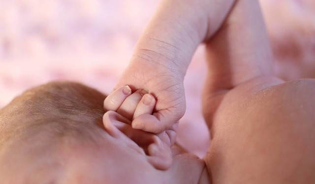 Sprawdziliśmy w Urzędzie Stanu Cywilnego w Szczecinie, jakie imiona najczęściej swoim dzieciom nadają mieszkańcy naszego miasta. Wśr&oacute;d dziewczynek od trzech lat na pierwszym miejscu jest jedno imię!  Aby przejść do artykułu, kliknij w zdjęcie.Zobacz więcej na kolejnej podstronie! &gt;&gt;&gt;&lt;h2&gt;Polecamy r&oacute;wnież: Kulisy zdrowia: Przegląd porod&oacute;wek w Szczecinie [WIDEO]&lt;/h2&gt;&lt;center&gt;&lt;script class=&quot;XlinkEmbedScript&quot; data-width=&quot;640&quot; data-height=&quot;360&quot; data-url=&quot;//get.x-link.pl/d2077a6b-d0a1-bd12-5e0e-dcc90a65983c,3aab7d35-eb9c-4b09-25f3-de0c2bcf8784,embed.html&quot; type=&quot;application/javascript&quot; src=&quot;//prodxnews1blob.blob.core.windows.net/cdn/js/xlink-i.js?v1&quot;&gt;&lt;/script&gt;&lt;/center&gt;