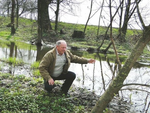 &#8211; Właśnie tutaj wchodzili do rzeki &#8211; opowiada Wojciech Ryszewski, sołtys miejscowości Ołdaki-Magna Brok. &#8211; Tu pływali na tratwie zbitej z desek. To dla nich była atrakcja!