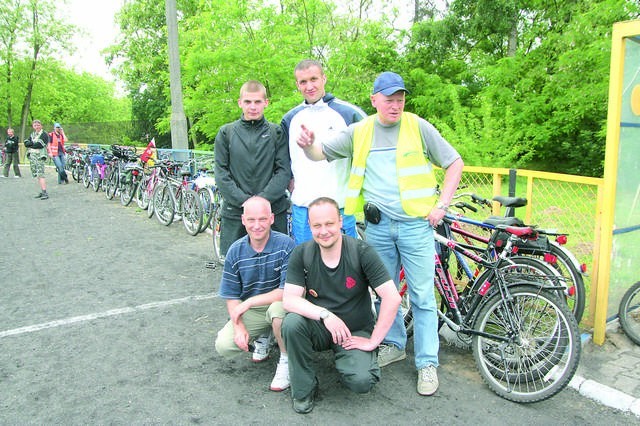 Członkowie "Bartnickiej 10&#8221; nie tylko na spotkania ze studentami jeżdżą rowerami. Podczas wyprawy do Lubrańca na piknik Radia "Gra&#8221; pozują od lewej: Kuba, Marek, Ryszard Seroczyński, niżej, również od lewej: Krzysztof i legionista Piotr.